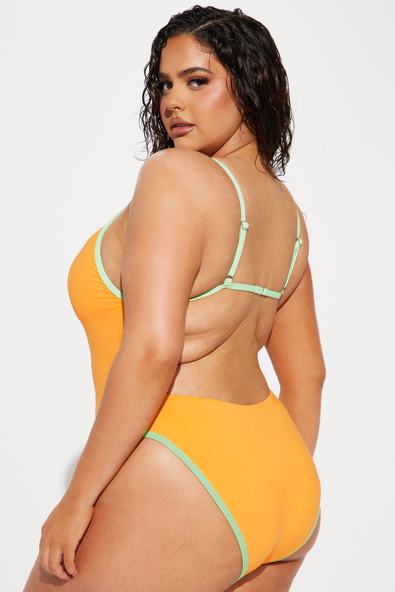 03-09-23Studio4_TH_B_13-25-49_23_FN1891_NeonOrange_0645_PLUS_JB_JF